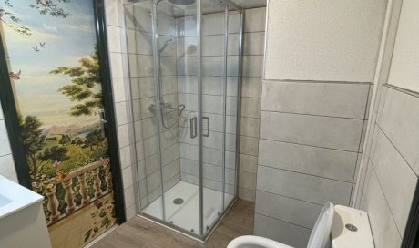 photo de la rénovation d'une salle de bain, WC et cabine de douche