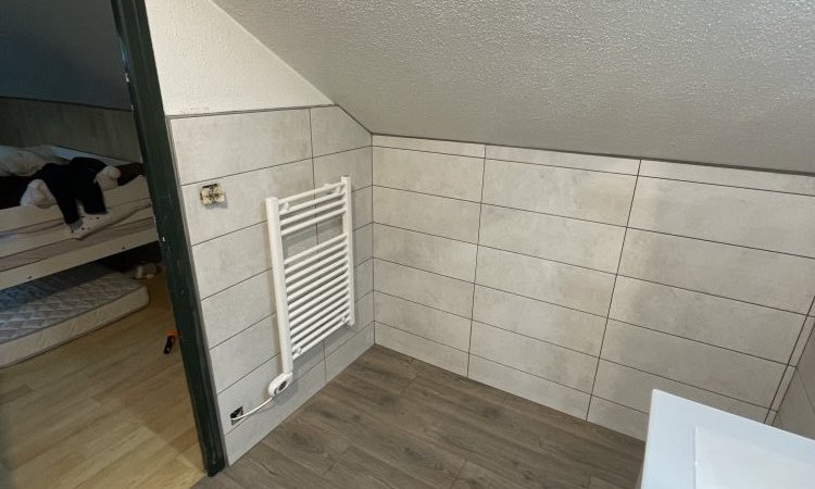 rénovation d'une salle de bain, pose du sèche serviette