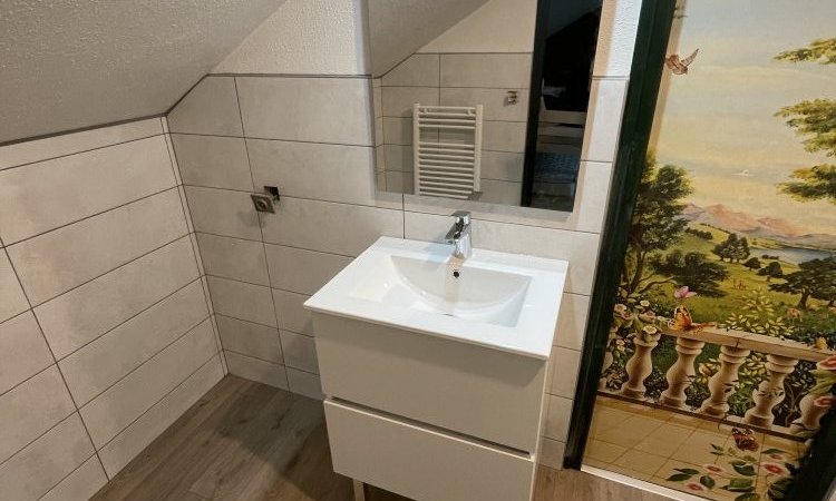 rénovation d'une salle de bain, pose d'un meuble avec vasque intégrée 